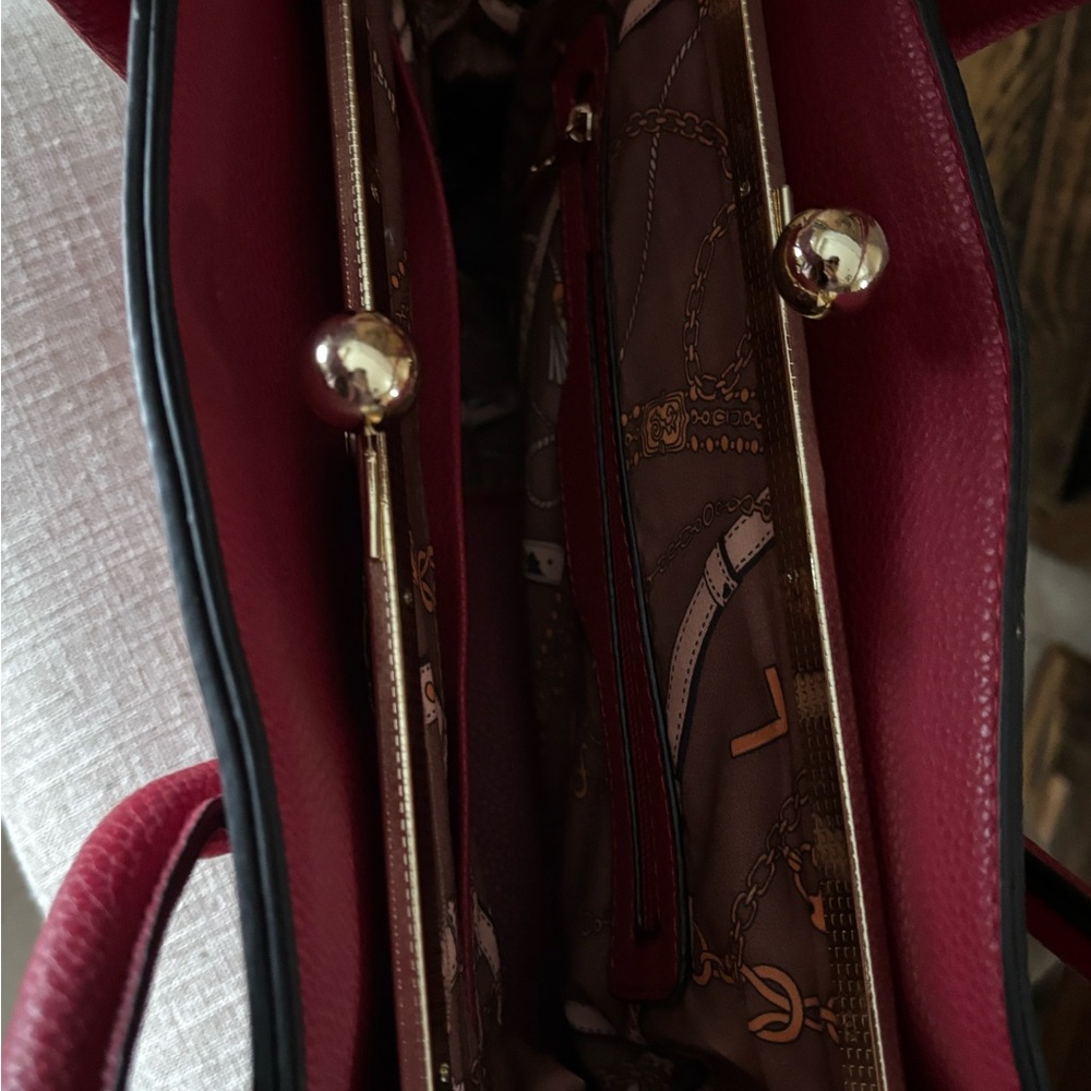 Elegant Red Satchel and Wallet Set - Picture 8 of 14